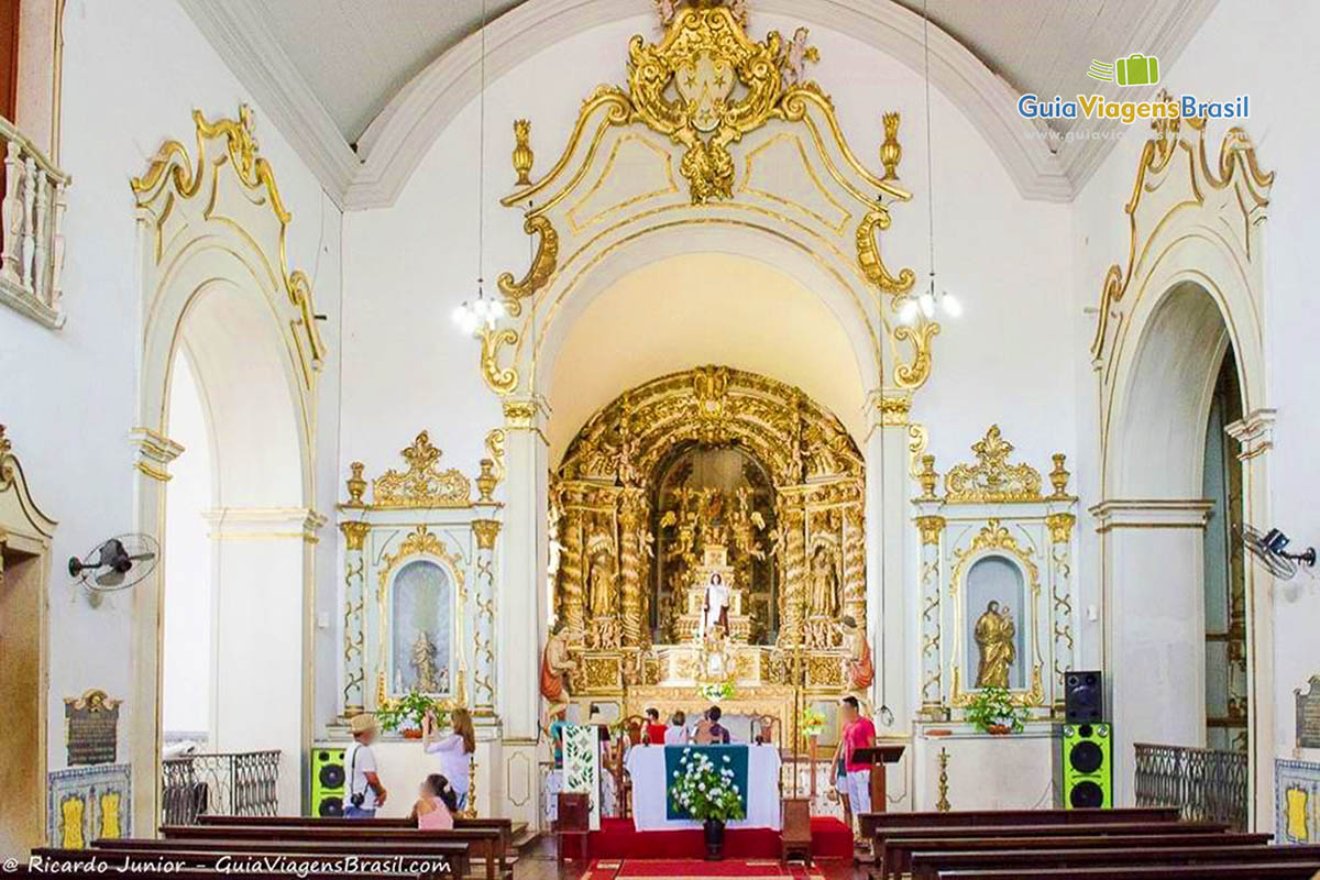 Imagem do interior da linda Igreja em Alcântara.