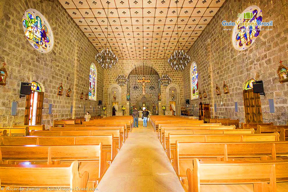 Imagem do interior da Igreja de São Pedro.