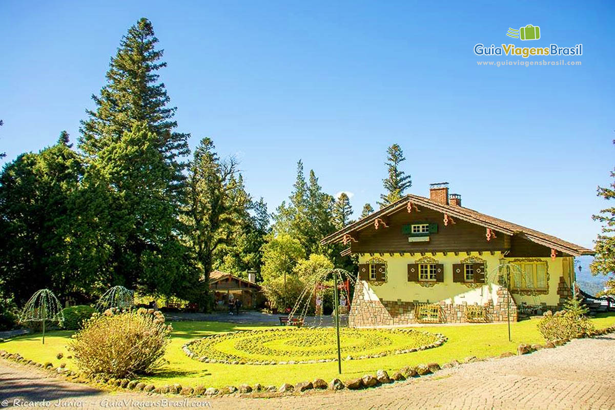 Imagem de um maravilhoso jardim da Aldeia do Papai Noel.