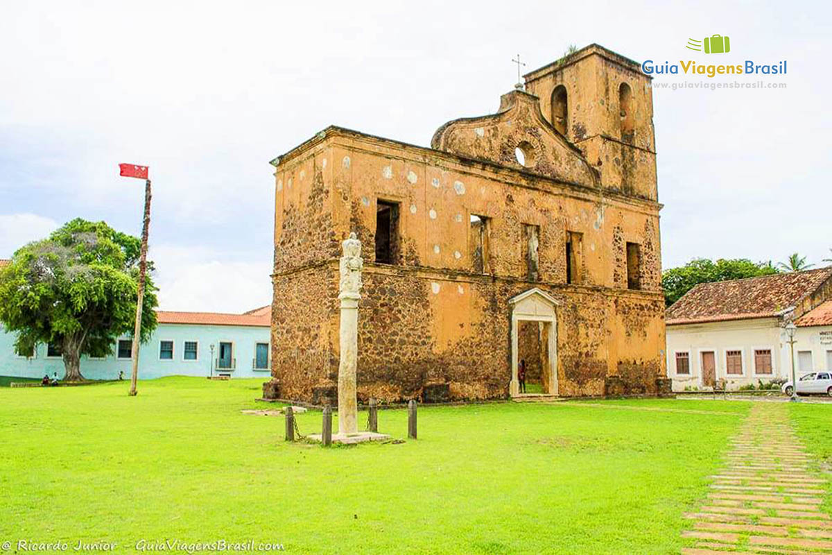 Imagem de um lindo jardim ao redor da Igreja São Matias.