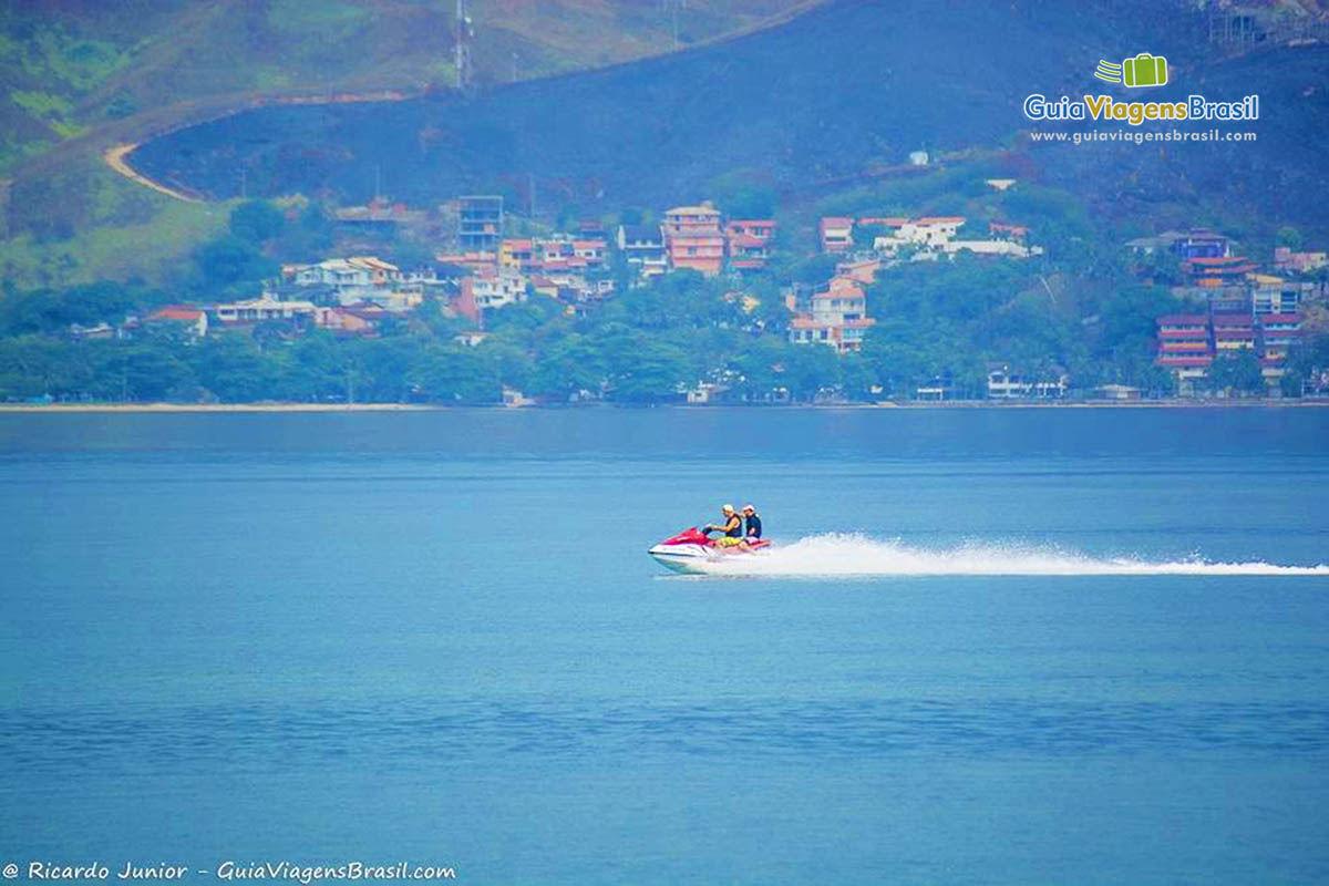 Imagem de jet sky na Praia Perequê.