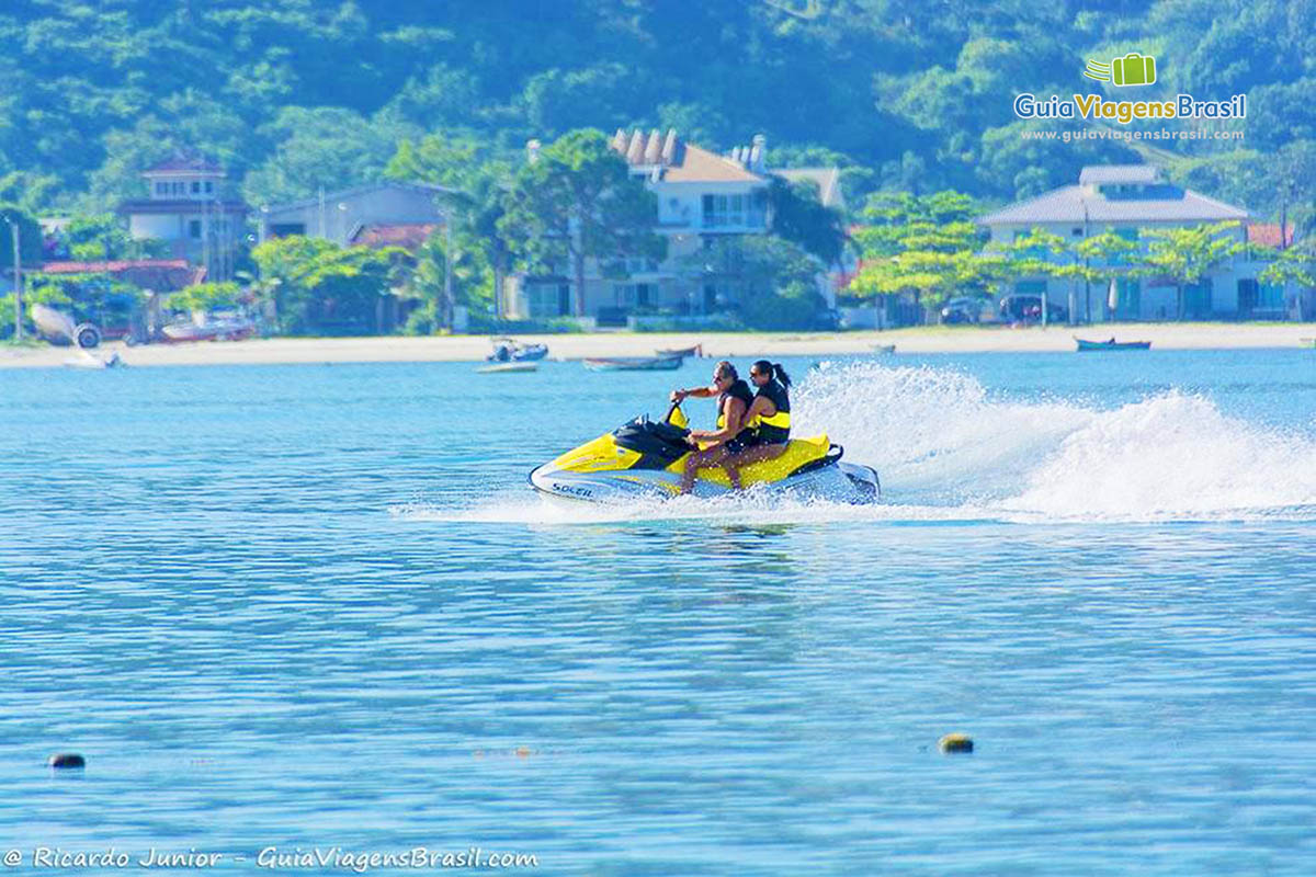 Imagem de duas pessoas andando de jet sky.