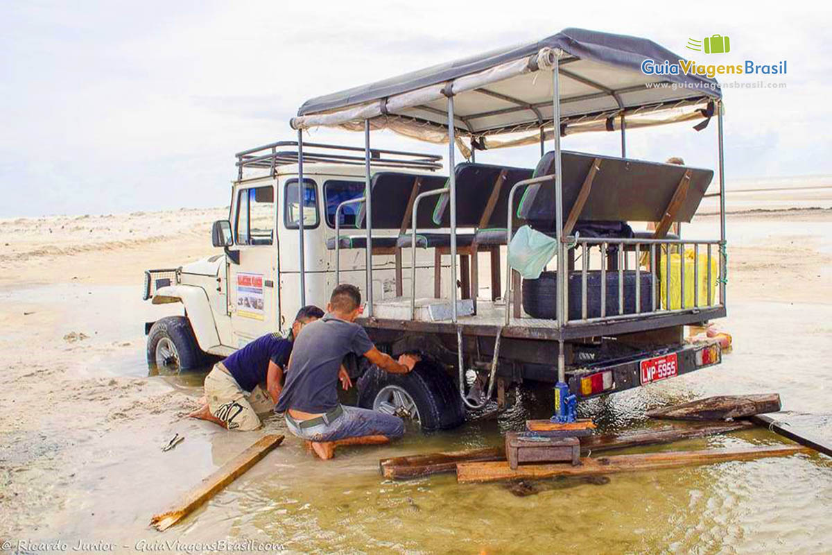 Imagem de um jipe atolado em Santo Amaro.