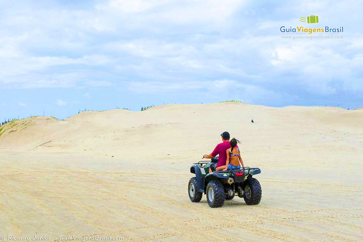 Imagem de turistas andando de jipe pelas dunas do Circuito.