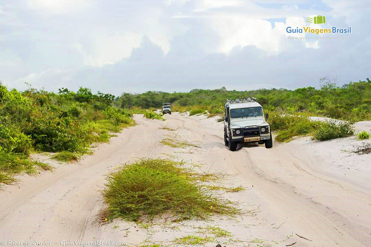 Imagem dos jipes passando pelas dunas em Santo Amaro do Maranhão.