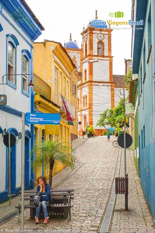 Imagem de uma pequena ladeira e ao fundo a igreja.