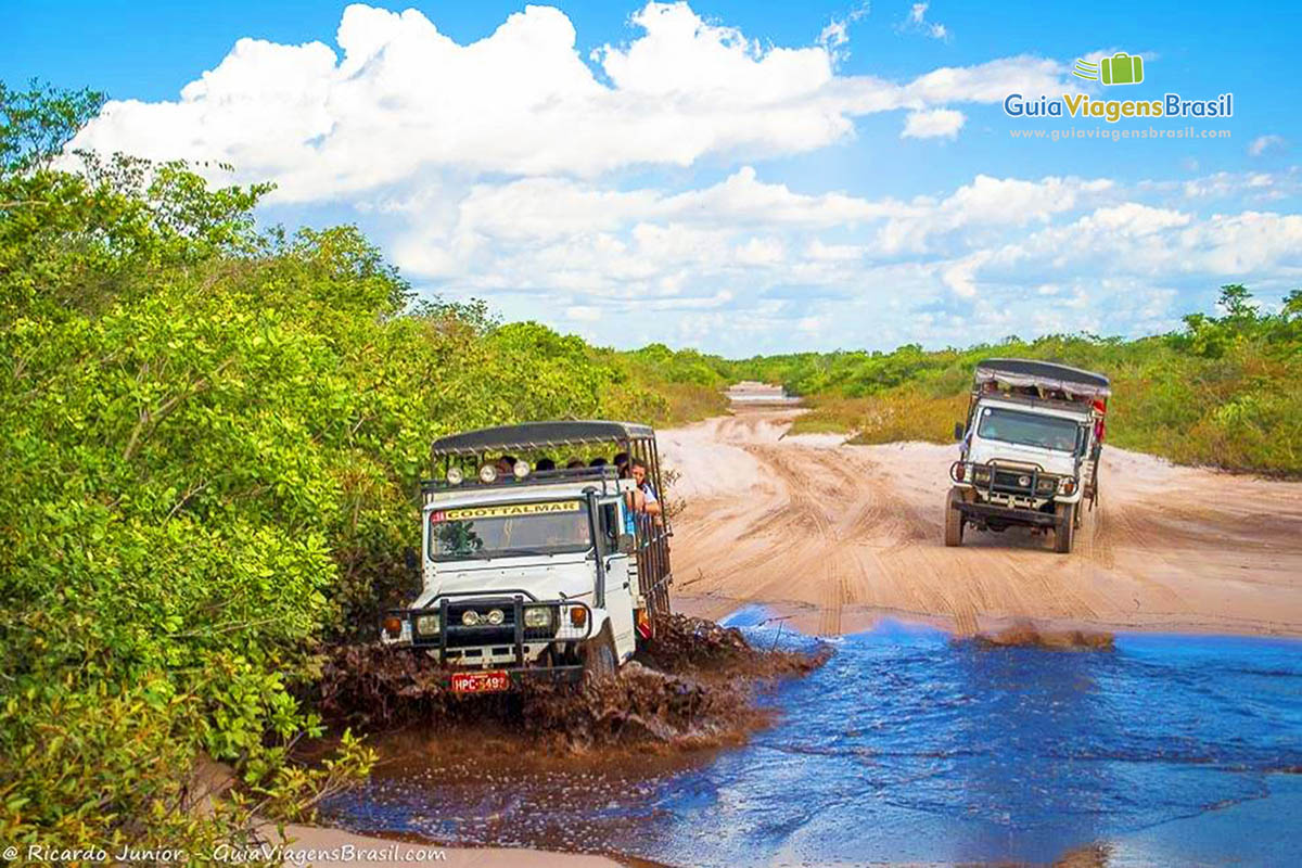 Imagem de jipe passando pelas lamas até o Circuito Lagoa Azul.