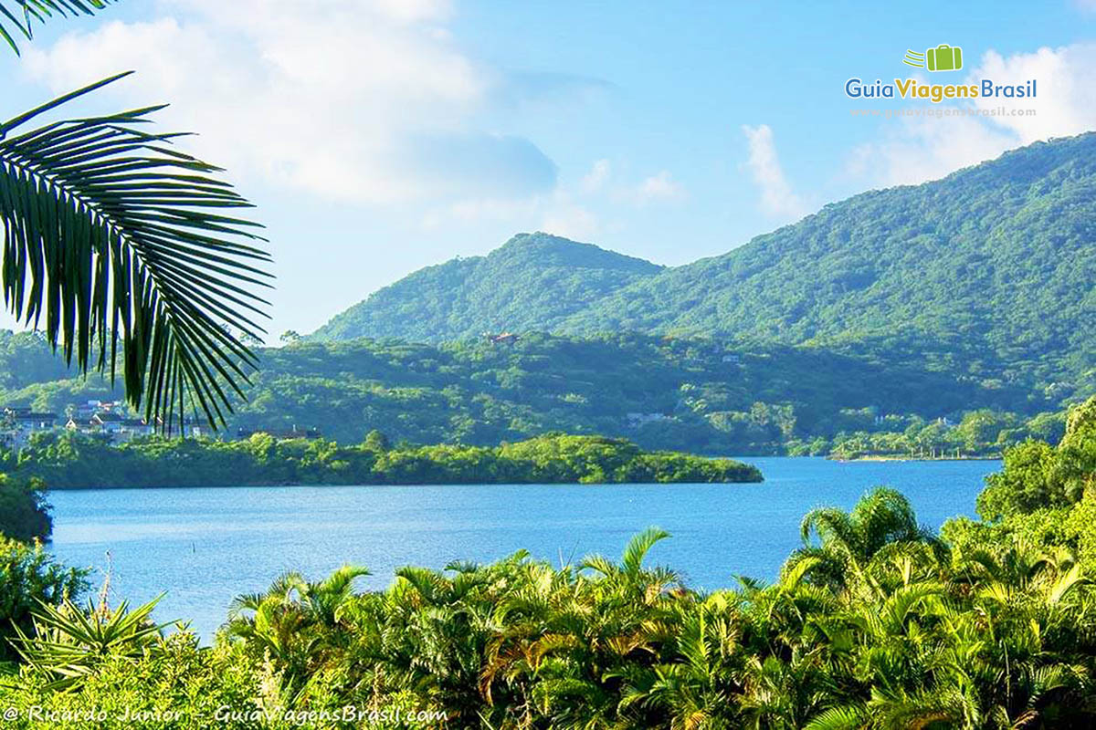 Imagem da Lagoa da Conceição lugar ideal para prática esportes aquáticos.