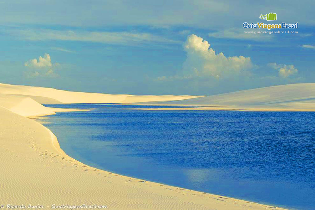 Imagem enorme lagoa no meio das dunas encantadoras.