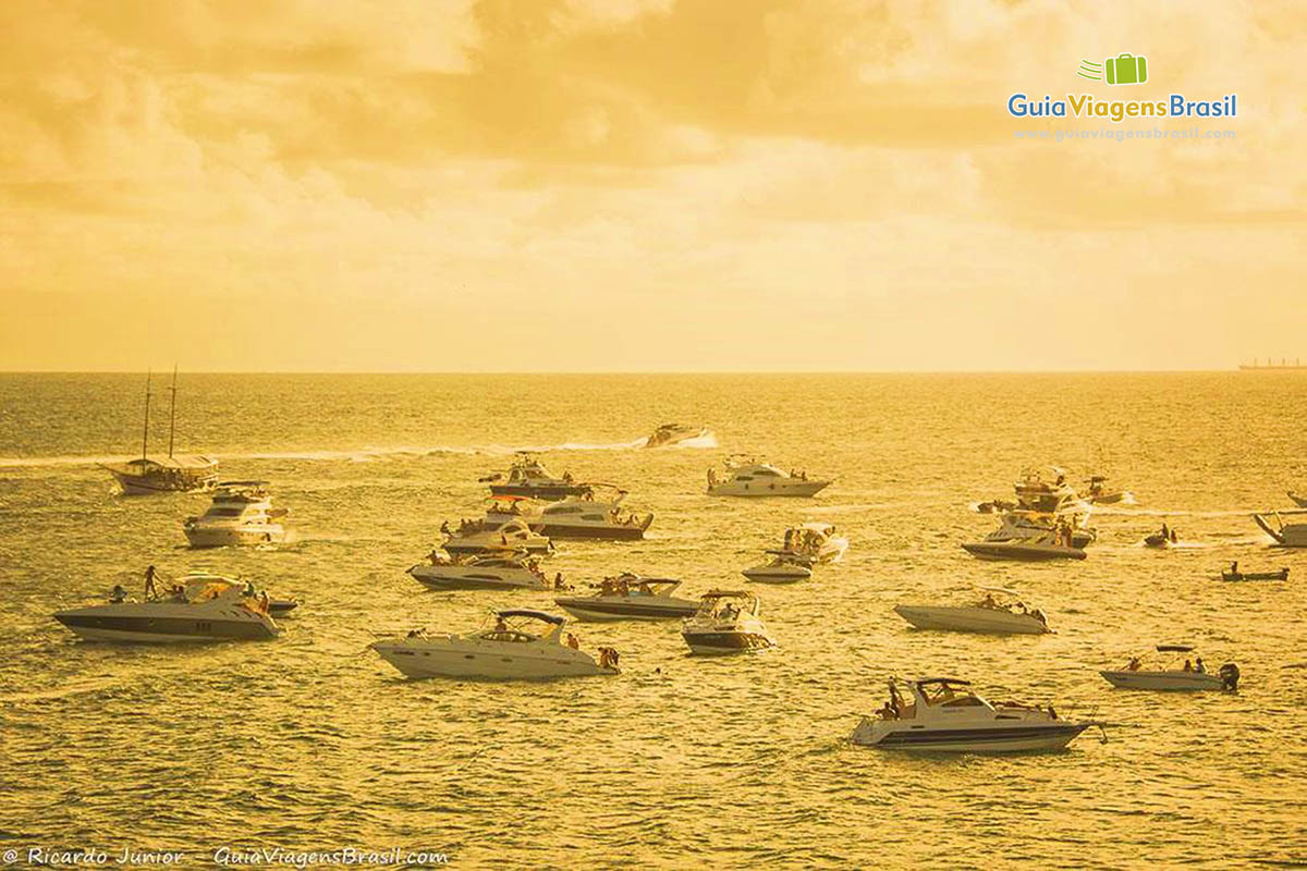 Imagem de lanchas no mar da praia de Salvador. 