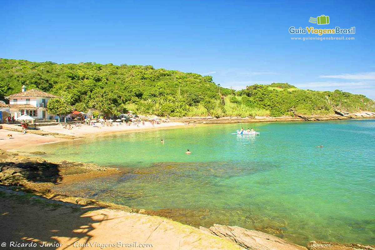 Imagem de lanchas no mar da Praia Azeda.