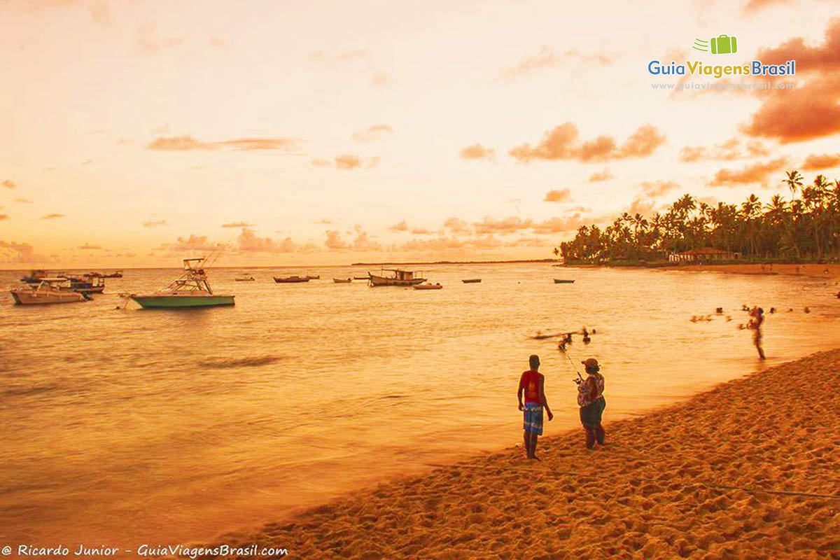 Imagem de lancha no entardecer na Praia do Forte.