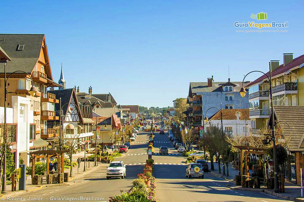 Imagem da avenida encantadora de Gramado. 