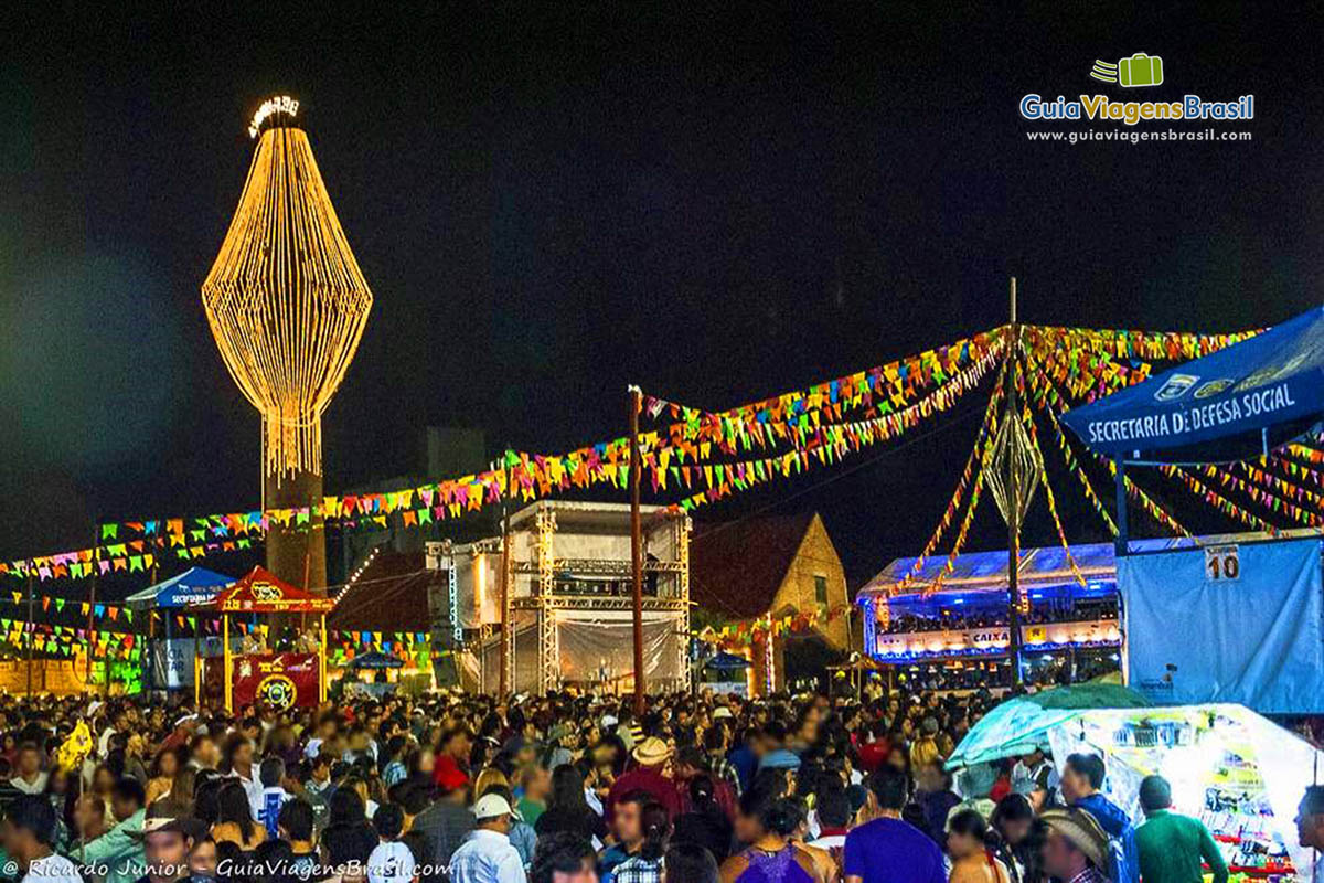 Imagem do grande público na festa de São João.