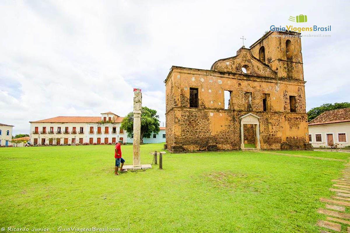 Imagem de uma pessoa próxima a Igreja.