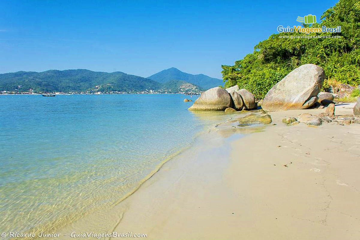 Imagem das águas cristalinas da belíssima ilha.