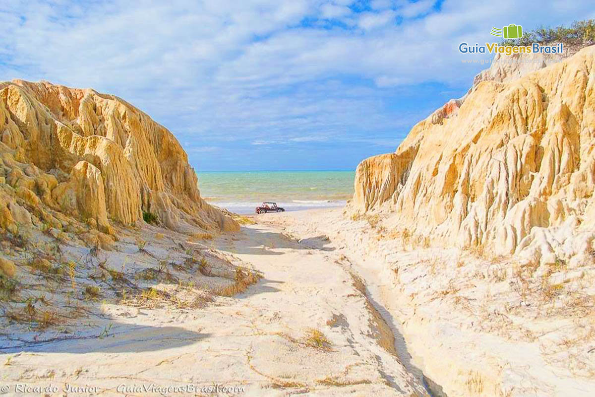 Imagem de falécias claras e ao fundo o lindo mar.