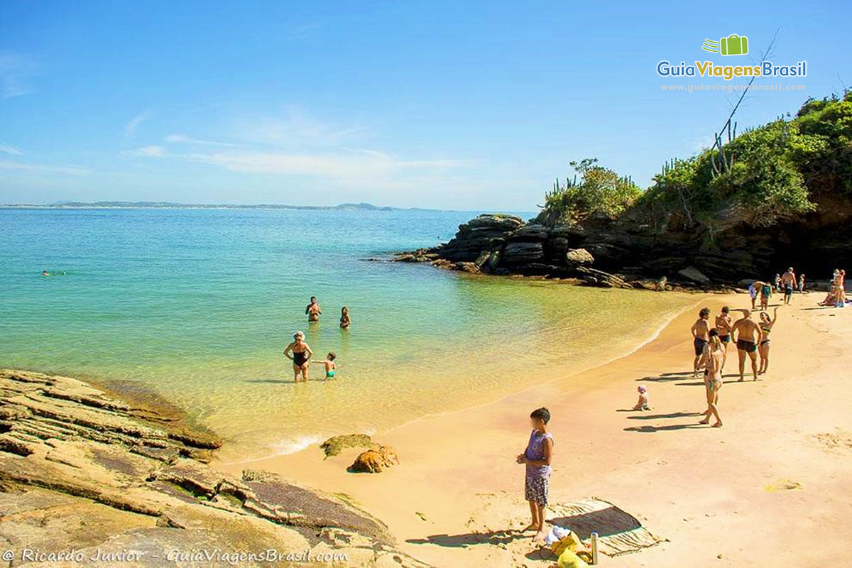 Imagem de um belo dia de sol na Praia Azedinha.