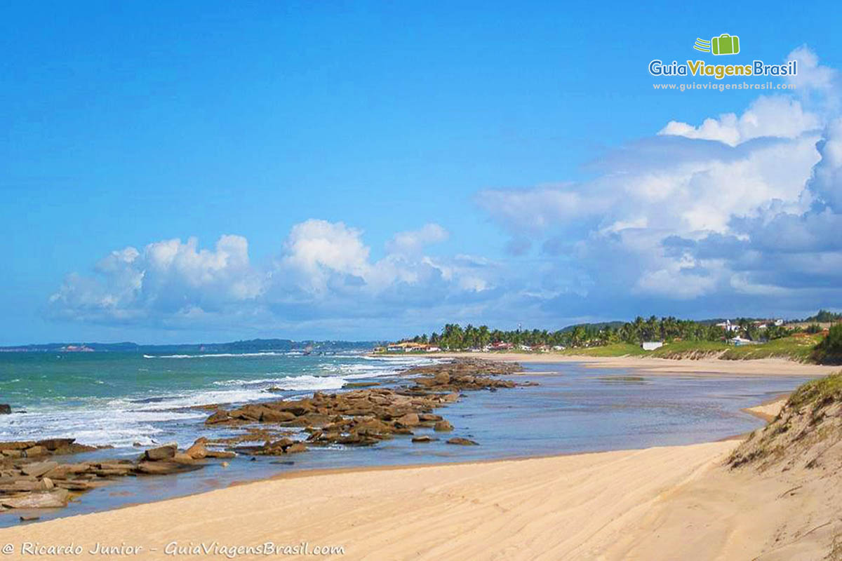 Imagem das pedras na beira da Praia Barreta, em Natal.