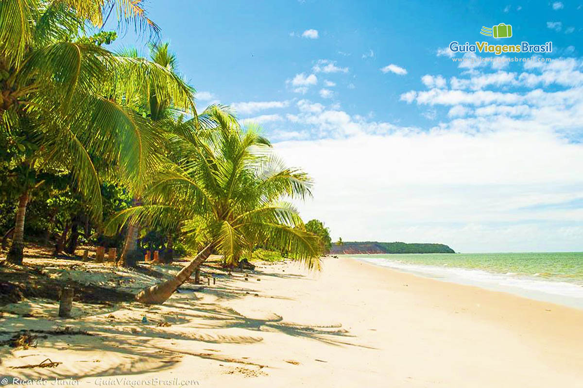 Imagem das areias claras da Praia do Carro Quebrado.