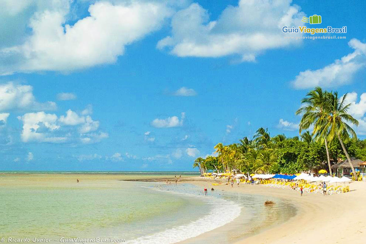 Imagem da conhecida Praia de Coroa Vermelha.