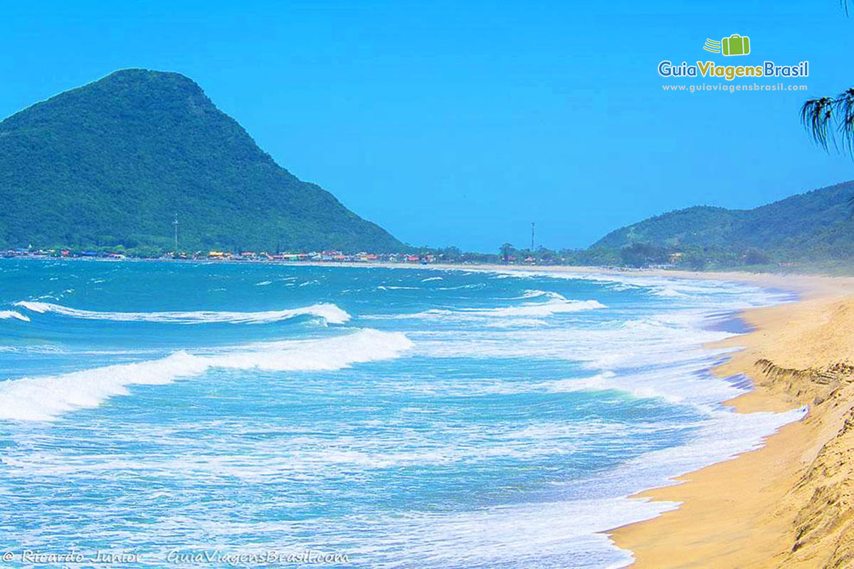 Imagem de belíssima praia. Belezas de Santa Catarina.
