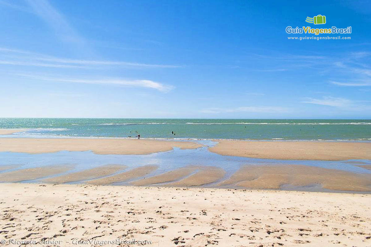 Imagem do mar com um tom esverdeado maravilhoso.