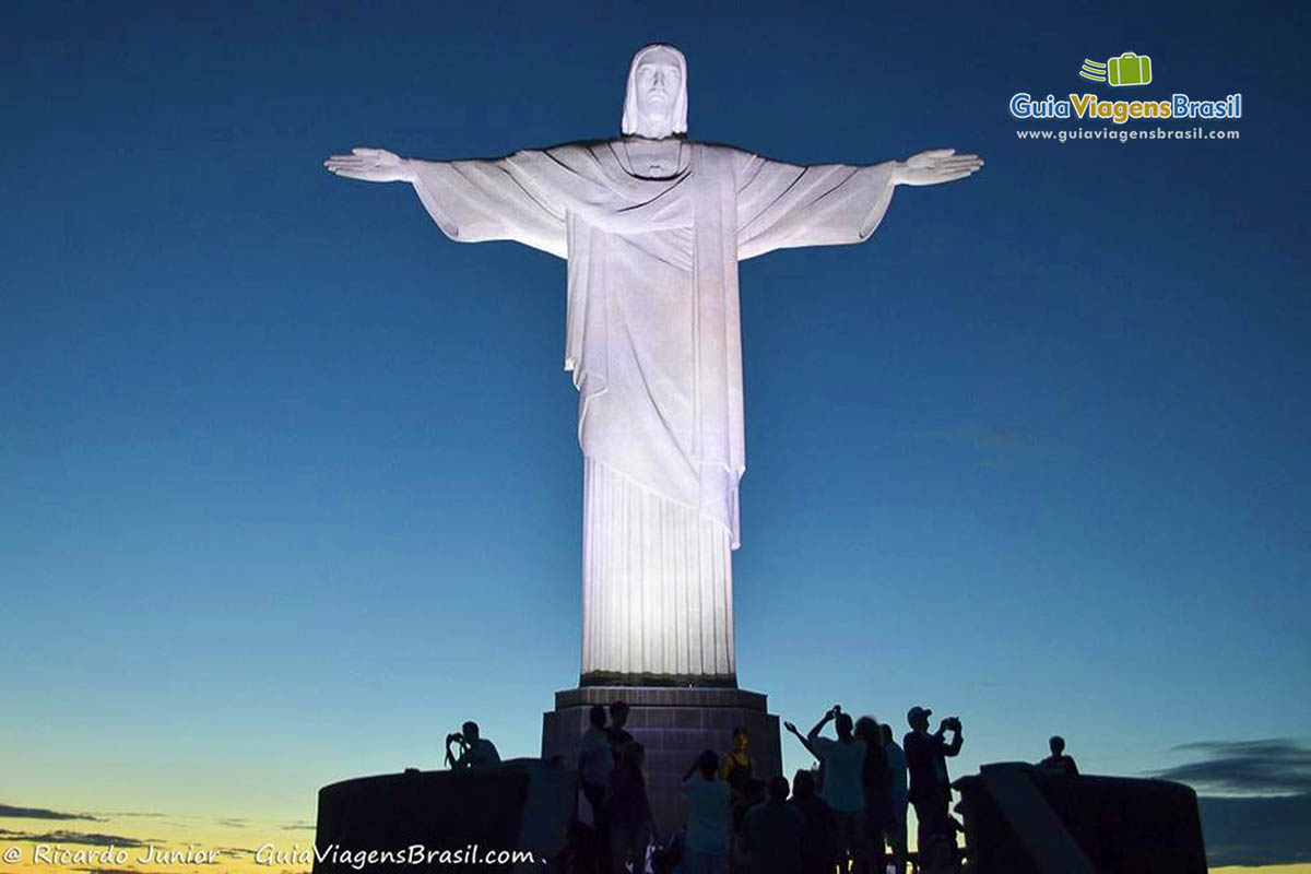 Imagem fantástica do Cristo Redentor iluminado e o céu anoitecendo. 