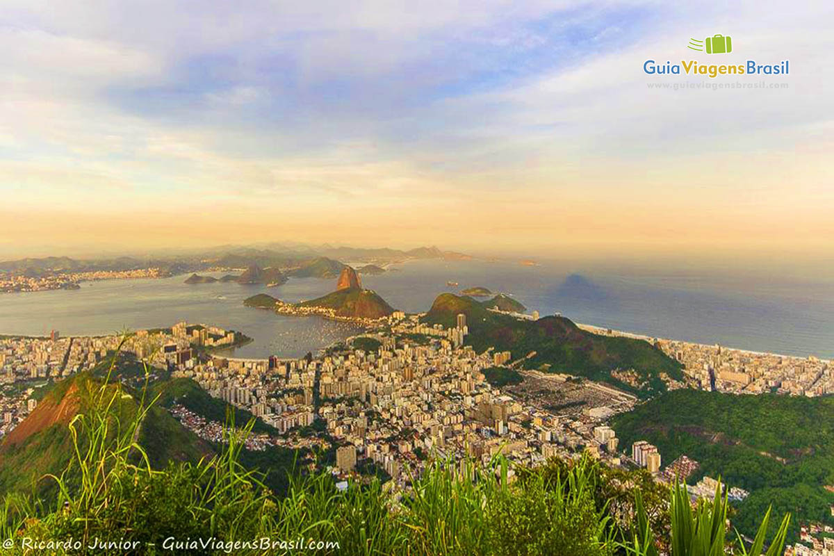 Imagem dos prédios, morros e Baía Guanabara no Rio de Janeiro.