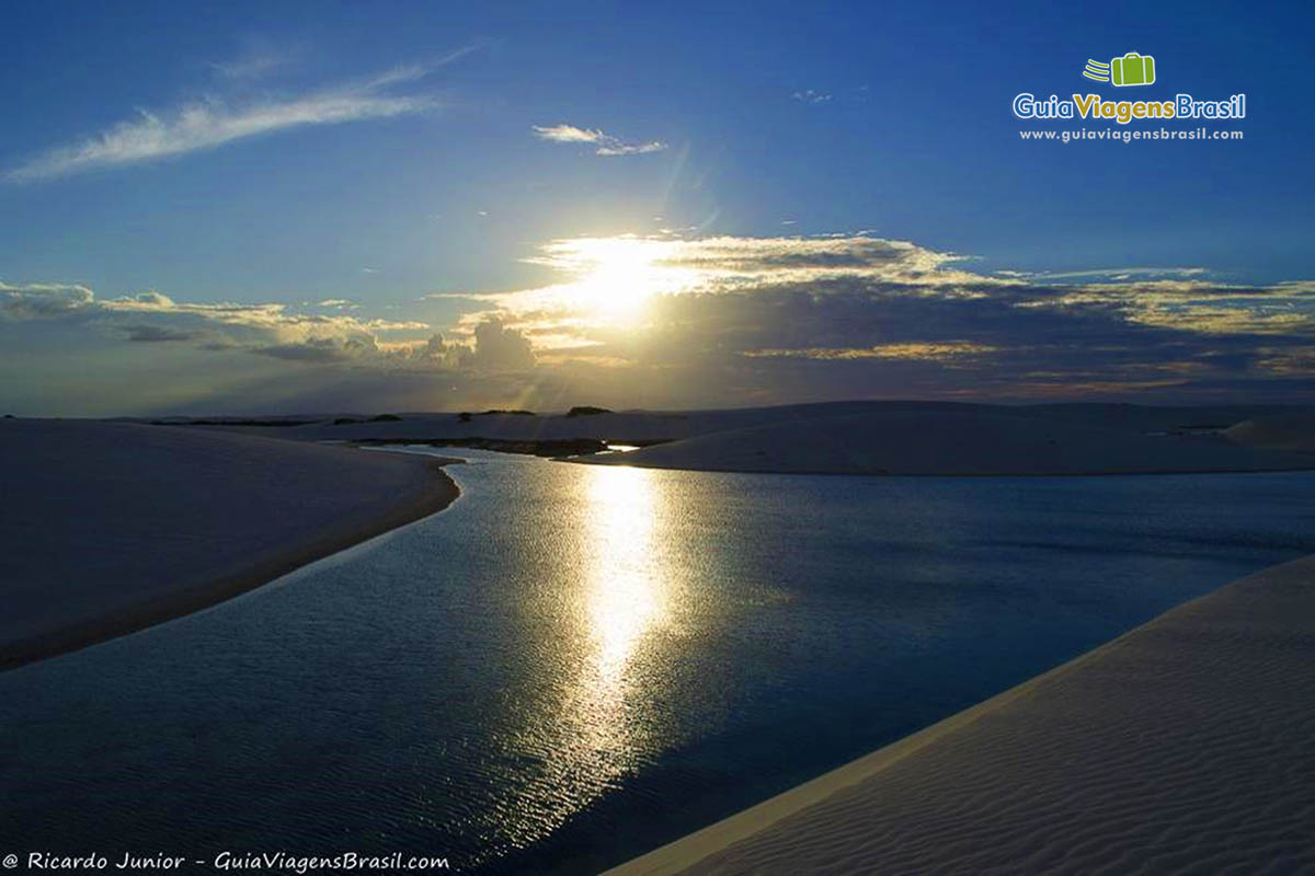 Imagem do sol refletindo nas águas em um lindo fim de tarde.