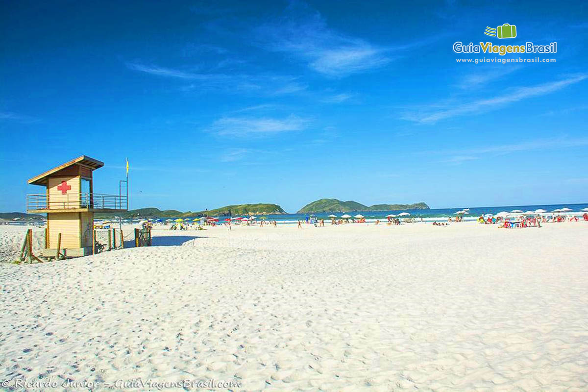 Imagem de um lindo dia de sol nas dunas da praia.