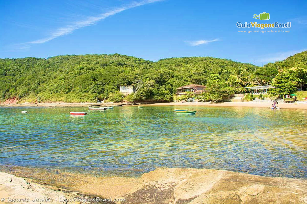 Imagem das águas da Praia Tartaruga com temperatura excelente.