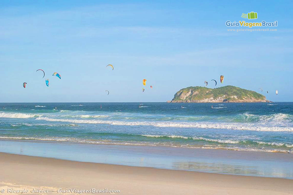 Imagem do belíssimo mar da Praia da Barra da Tijuca.