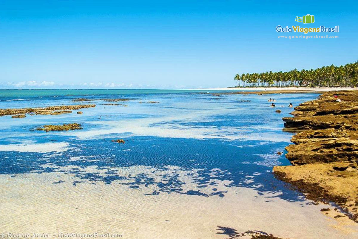 Imagem do lindo mar da Praia Carneiros.