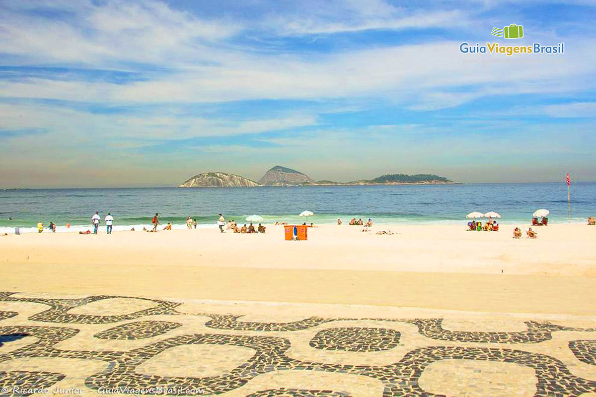 Imagem das areias claras de Ipanema e lindo mar.