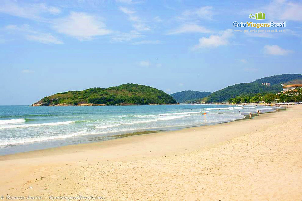 Imagem do lindo mar da praia.