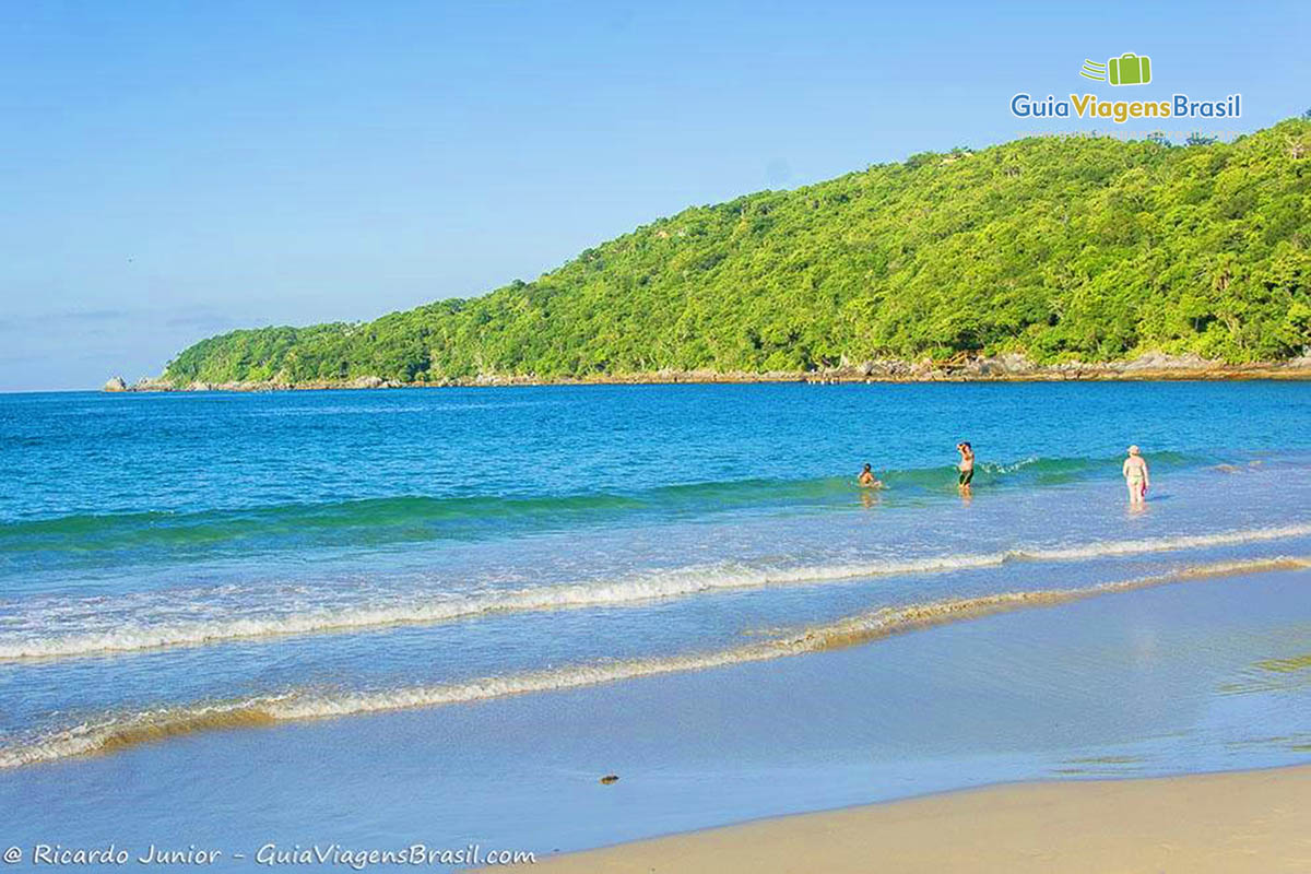 Imagem de senhoras nas águas deliciosas da praia.