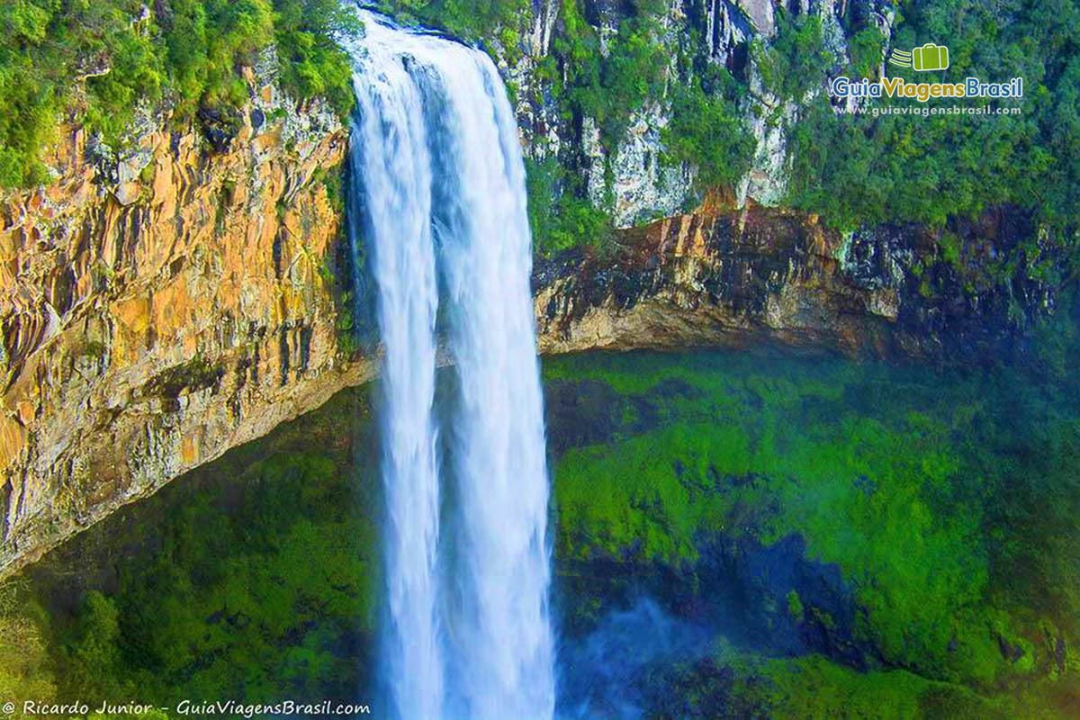 Imagem da lindíssima cachoeira no Parque Caracol.