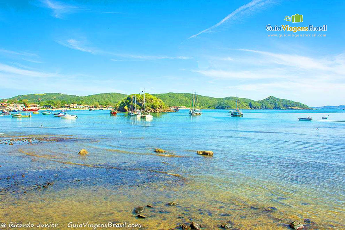 Imagem das águas translúcidas da Praia da Armação, em Búzios.