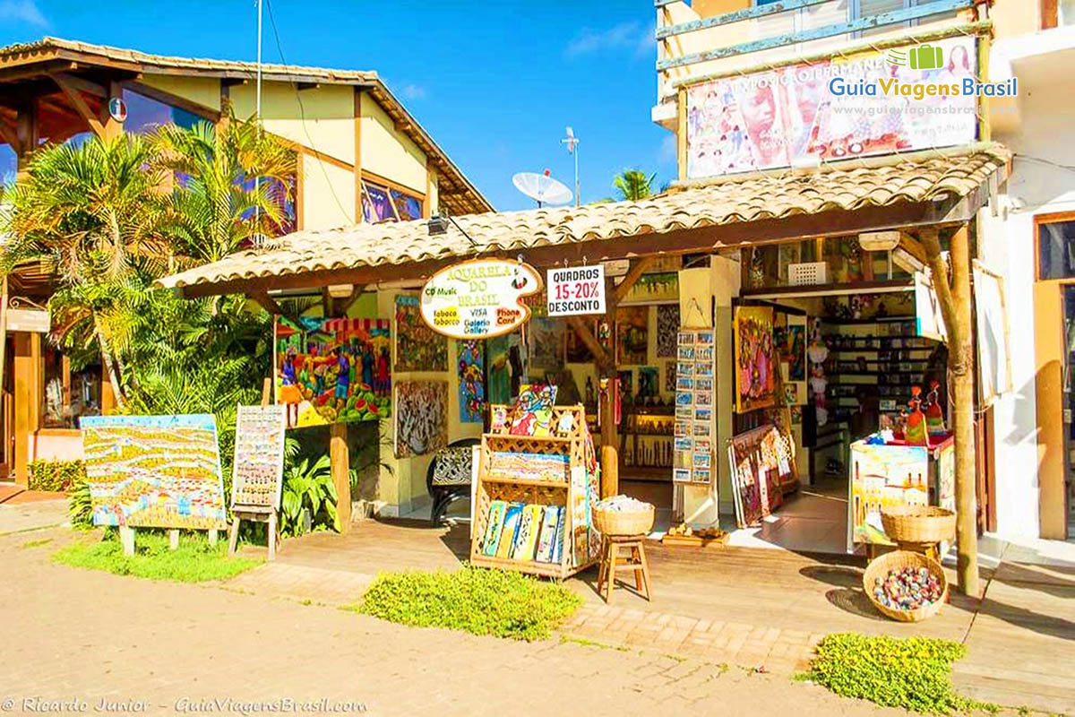 Imagem da fachada de uma loja na vila.