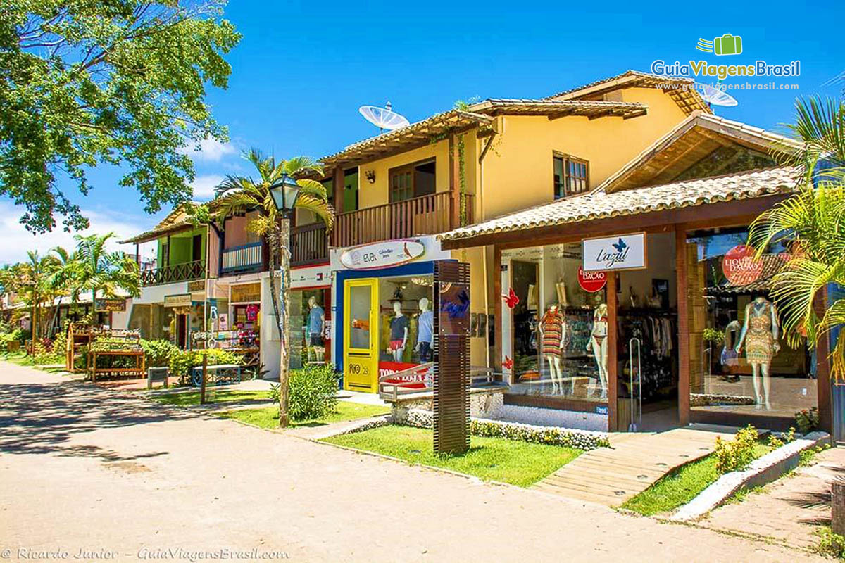 Imagem de uma loja no centrinho da Praia do Forte.