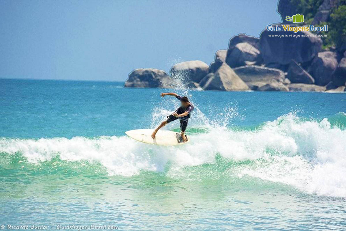 Imagem de manobras de um surfista na bela praia em Ilhabela.