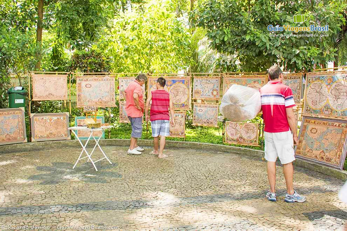 Imagem de Mapas antigos expostos para venda em Embu das Artes.