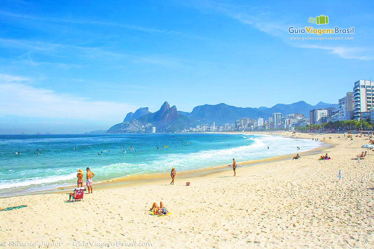 Imagem do belo mar azul da Praia do Arpoador.