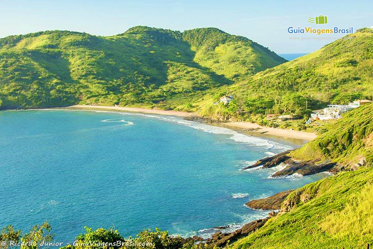 Imagem da vista do alto, mar azul encantador.