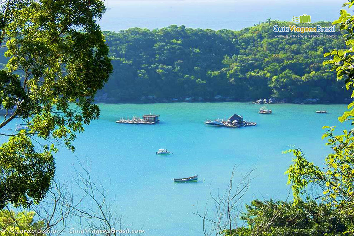 Imagem de lanchas e mar maravilhoso da Praia Caixa Daço.