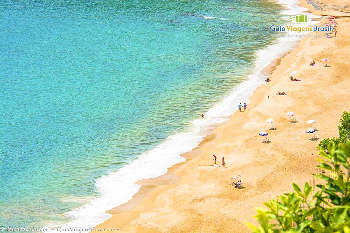 Imagem de turistas nas areias da Praia Jabaquara.