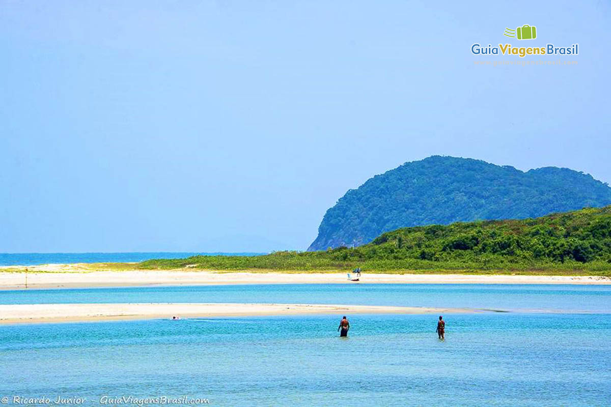 Imagem do mar azul e calmo da bela praia.