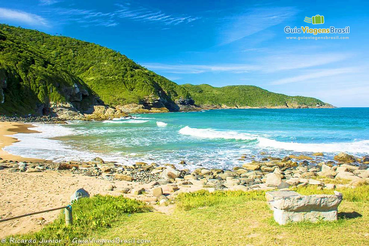 Imagem da pedras e do mar azul maravilhoso da Praia José Gonçalves, em Búzios.