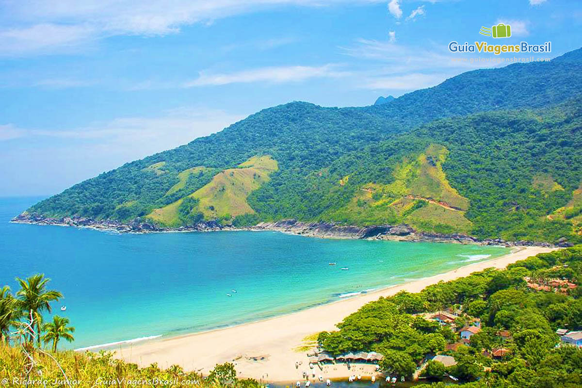 Imagem do lindo mar azul da Praia Bonete.